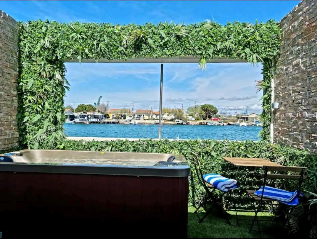 Suite Jaccuzzi En Camargue Port-Saint-Louis-du-Rhone Bagian luar foto