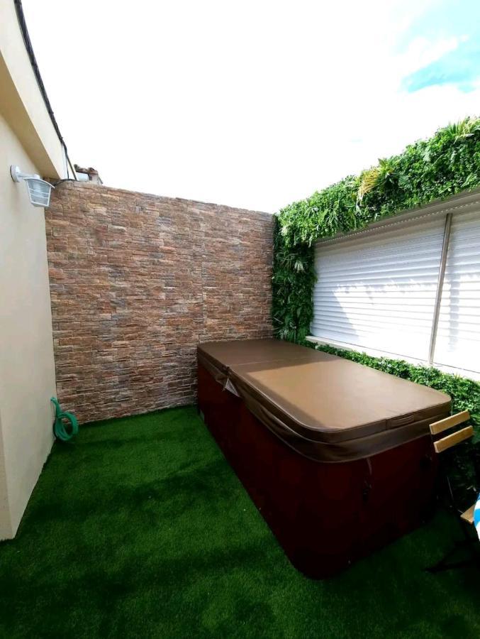 Suite Jaccuzzi En Camargue Port-Saint-Louis-du-Rhone Bagian luar foto