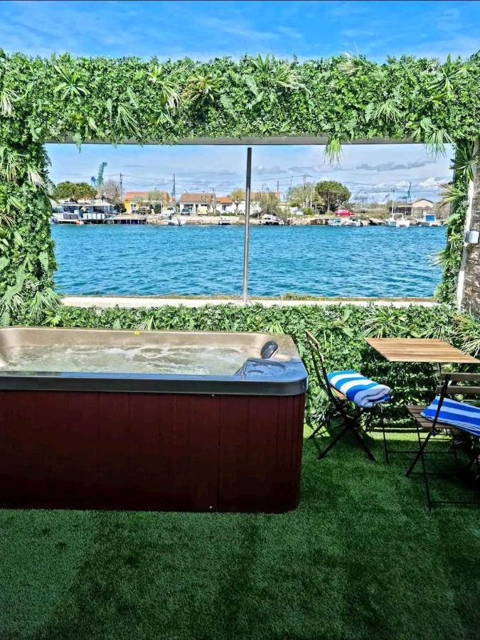 Suite Jaccuzzi En Camargue Port-Saint-Louis-du-Rhone Bagian luar foto